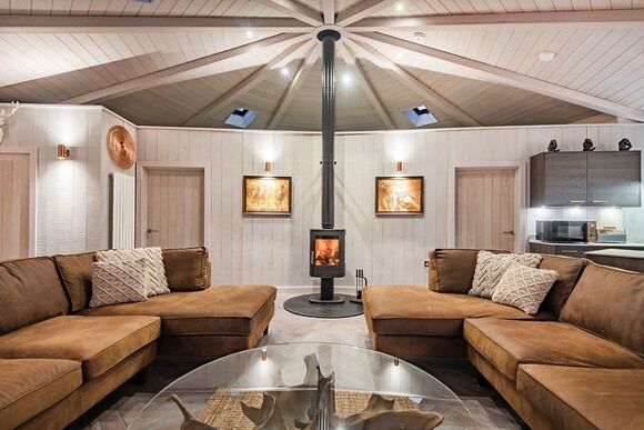 Chestnut Heights Tree House - Henlle Hall Woodland Lodges, Henlle, Nr Oswestry