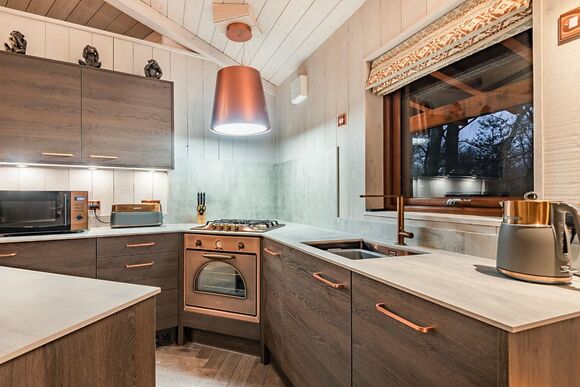 Chestnut Heights Tree House - Henlle Hall Woodland Lodges, Henlle, Nr Oswestry