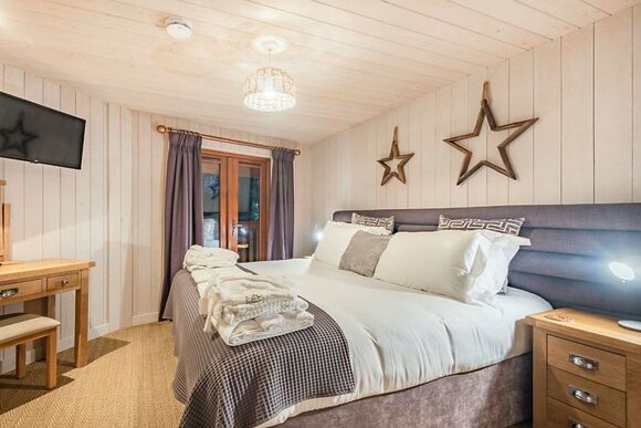 Chestnut Heights Tree House - Henlle Hall Woodland Lodges, Henlle, Nr Oswestry