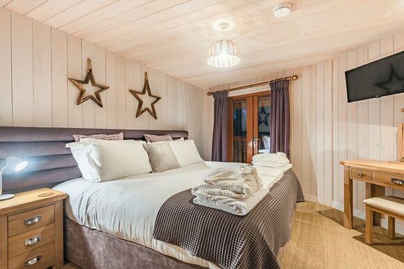 Chestnut Heights Tree House - Henlle Hall Woodland Lodges, Henlle, Nr Oswestry