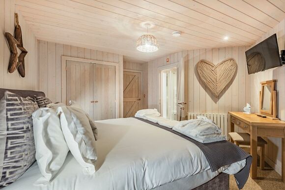 Chestnut Heights Tree House - Henlle Hall Woodland Lodges, Henlle, Nr Oswestry