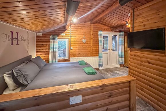 Kestrel - Heronstone Lodges, Brecon Beacons National Park, 