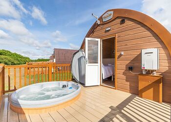 High Farm Deluxe Pod (Hot Tub) - High Farm Holiday Park, Beverley