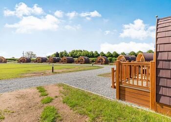 High Farm Deluxe Pod (Hot Tub) - High Farm Holiday Park, Beverley