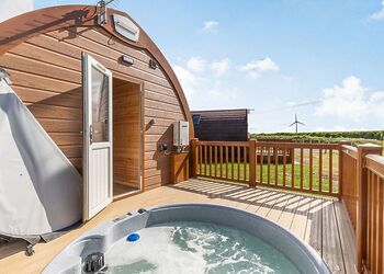 High Farm Deluxe Pod (Hot Tub) - High Farm Holiday Park, Beverley