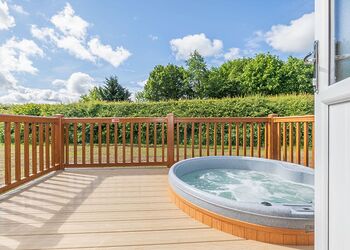 High Farm Deluxe Pod (Hot Tub) - High Farm Holiday Park, Beverley