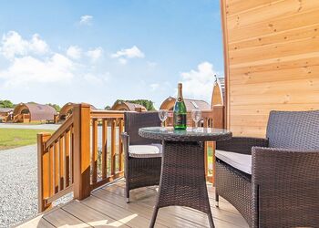 High Farm Deluxe Pod (Hot Tub) - High Farm Holiday Park, Beverley