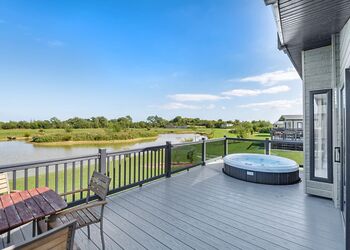 Bluebell VIP - Home Farm Park Lakeside Retreat, Burgh le Marsh