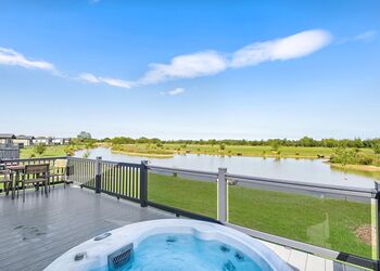 Bluebell VIP - Home Farm Park Lakeside Retreat, Burgh le Marsh