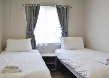 Daisy Premier - Home Farm Park Lakeside Retreat, Burgh le Marsh