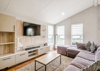 Honeysuckle - Home Farm Park Lakeside Retreat, Burgh le Marsh