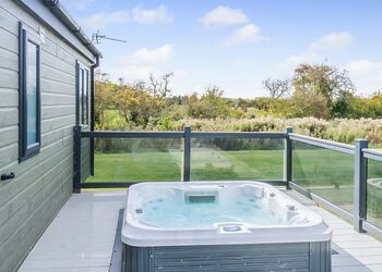 Bramble - Home Farm Park Lakeside Retreat, Burgh le Marsh