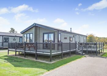 Bramble - Home Farm Park Lakeside Retreat, Burgh le Marsh