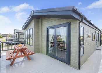 Bramble - Home Farm Park Lakeside Retreat, Burgh le Marsh