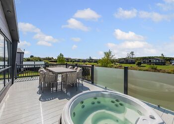 Mallow Lakeside - Home Farm Park Lakeside Retreat, Burgh le Marsh