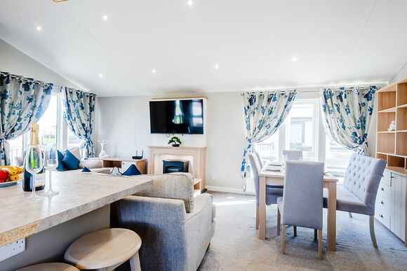 Bramble - Home Farm Park Lakeside Retreat, Burgh le Marsh