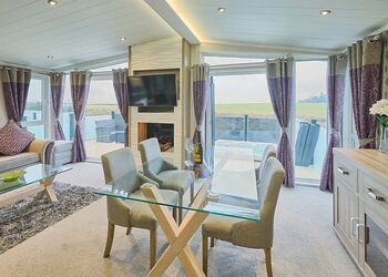 Whistler Deluxe Lodge - Heathergate Boutique Holiday Park, Hexham