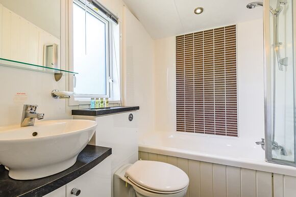 Meridian 31 (Pet) - Hillcroft Park, Pooley Bridge, Ullswater