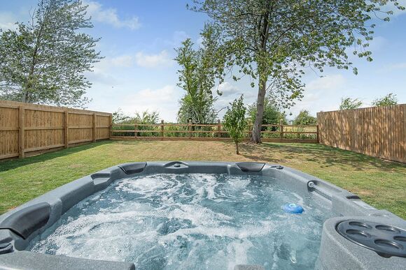 Oak Lodge VIP - The Woods at Herons Mead, Orby