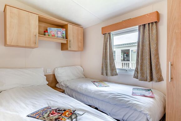 Silver Caravan with parking, ensuite & decking - Holywell Bay, Holywell Bay, Newquay