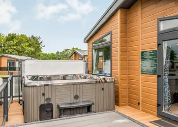 Luxury Lodge Hot Tub - Hanworth Country Park, Potterhanworth