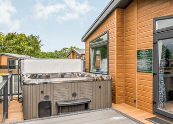 Luxury Lodge Hot Tub (Pet) - Hanworth Country Park, Potterhanworth