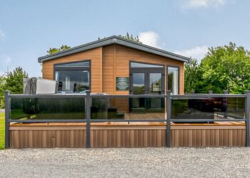 Luxury Lodge Hot Tub - Hanworth Country Park, Potterhanworth