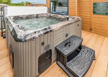 Luxury Lodge Hot Tub - Hanworth Country Park, Potterhanworth