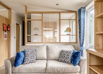 Luxury Lodge Hot Tub - Hanworth Country Park, Potterhanworth