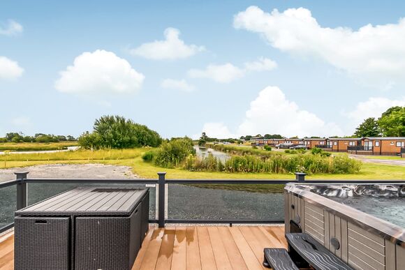 Luxury Lodge Hot Tub (Pet) - Hanworth Country Park, Potterhanworth