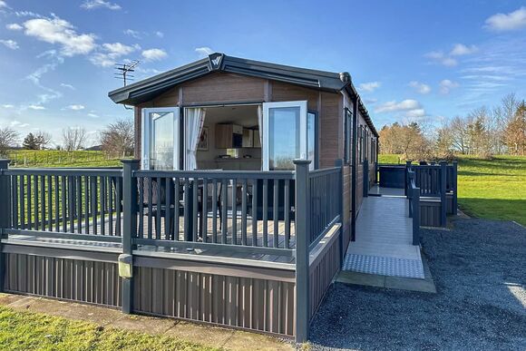 Leisure Lodge Hot Tub (Pet) - Hanworth Country Park, Potterhanworth