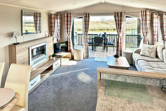 Leisure Lodge Hot Tub (Pet) - Hanworth Country Park, Potterhanworth