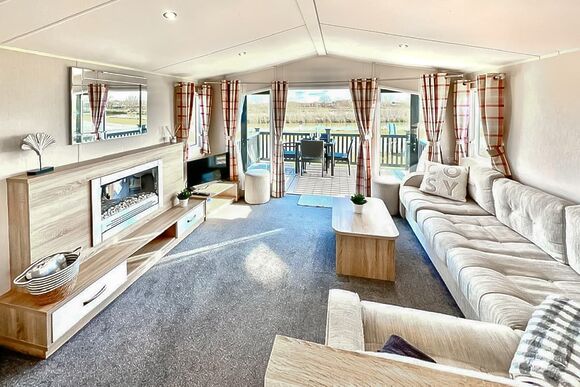 Leisure Lodge Hot Tub (Pet) - Hanworth Country Park, Potterhanworth