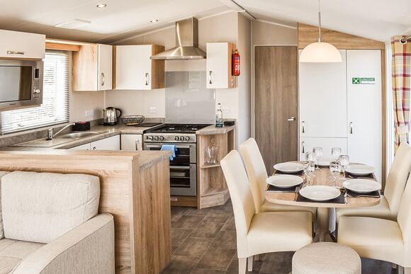 Leisure Lodge Hot Tub (Pet) - Hanworth Country Park, Potterhanworth