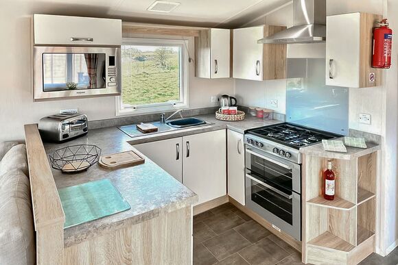 Leisure Lodge Hot Tub (Pet) - Hanworth Country Park, Potterhanworth