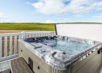 Jura Lodge with Hot Tub - Heads of Ayr Holiday Park, Ayr