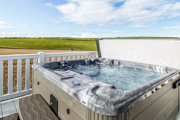 Jura Lodge with Hot Tub - Heads of Ayr Holiday Park, Ayr
