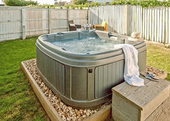 6 Berth Luxury Cottage with Hot Tub (Pet) - The Bay Colwell, Freshwater, Colwell Bay