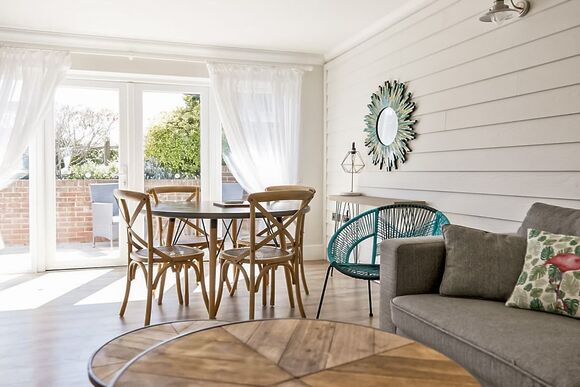 6 Berth Luxury Cottage with Hot Tub (Pet) - The Bay Colwell, Freshwater, Colwell Bay