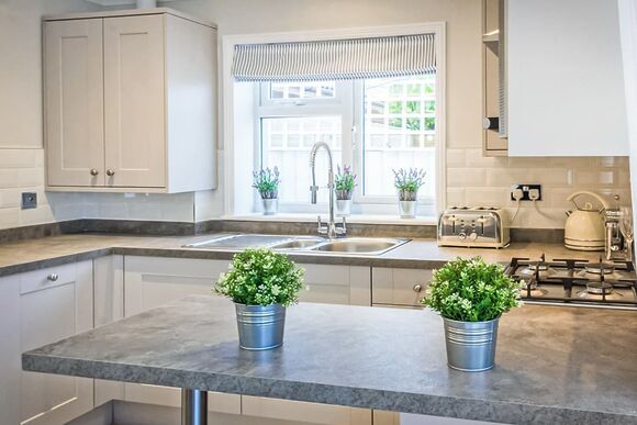 6 Berth Luxury Cottage with Hot Tub (Pet) - The Bay Colwell, Freshwater, Colwell Bay