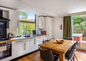 Classic Golden Oak Treehouse - Keldy, Nr Pickering