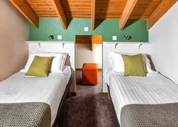 Classic Golden Oak Treehouse - Keldy, Nr Pickering