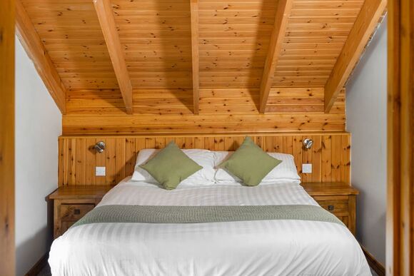 Classic Golden Oak Treehouse - Keldy, Nr Pickering