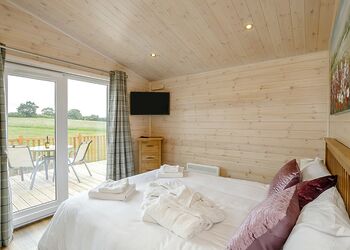 Mulberry Lodge - Knights Lodges, Bretby, Derbyshire