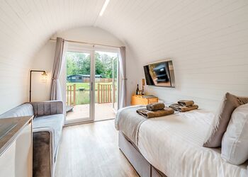 Lakeside Micro Lodge - Killerby Old Hall, Scarborough