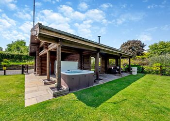 The Paw Pad - Kitty’s View Country Lodges, Broxton, Nr Chester