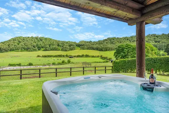 Two Hoots - Kitty’s View Country Lodges, Broxton, Nr Chester