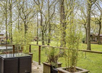 Sparrows Nest - Ladera Retreat Lodges, Eaton, Congleton