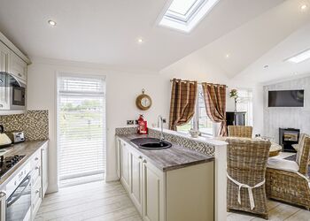 Aspen Views - Ladera Retreat Lodges, Eaton, Congleton