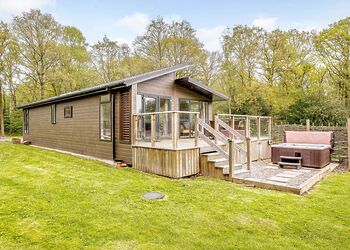 Ladera Luxury Lodge 3 - Ladera Retreat Lodges, Eaton, Congleton